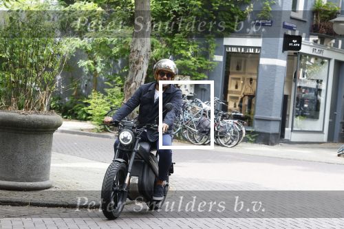 Amsterdam 1 augustus 2022
Ruud Gullit op zijn electrische Brekr scooter in Amsterdam zuid.