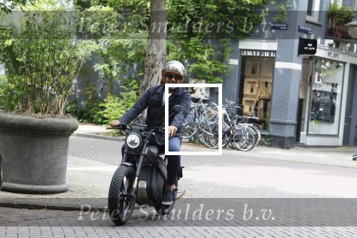 Amsterdam 1 augustus 2022
Ruud Gullit op zijn electrische Brekr scooter in Amsterdam zuid.