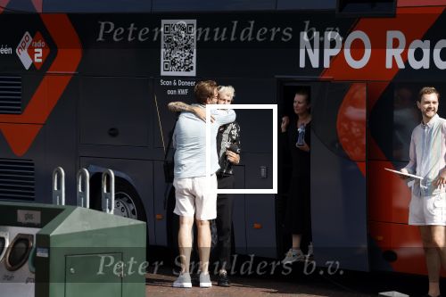 Blaricum 7 september 2022
Ruud de Wild en Gijs Staverman toeren met deRadio2 collectebus door nederland om geld op te halen voor het KWF. in Blaricum gingen ze bij ijssalon de HOOP langs.