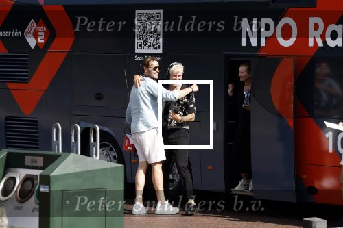 Blaricum 7 september 2022
Ruud de Wild en Gijs Staverman toeren met deRadio2 collectebus door nederland om geld op te halen voor het KWF. in Blaricum gingen ze bij ijssalon de HOOP langs.