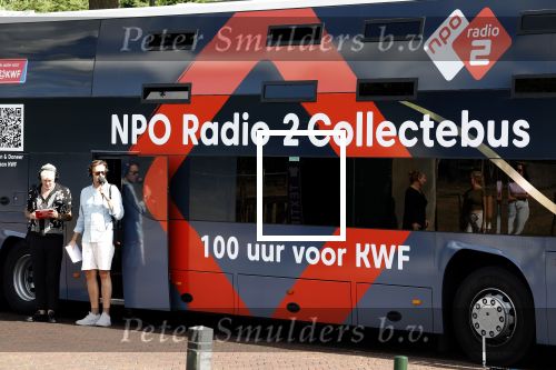 Blaricum 7 september 2022
Ruud de Wild en Gijs Staverman toeren met deRadio2 collectebus door nederland om geld op te halen voor het KWF. in Blaricum gingen ze bij ijssalon de HOOP langs.
