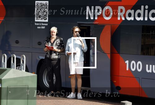 Blaricum 7 september 2022
Ruud de Wild en Gijs Staverman toeren met deRadio2 collectebus door nederland om geld op te halen voor het KWF. in Blaricum gingen ze bij ijssalon de HOOP langs.