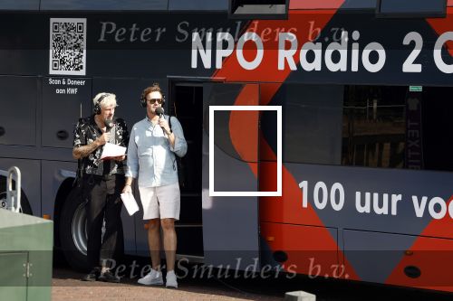 Blaricum 7 september 2022
Ruud de Wild en Gijs Staverman toeren met deRadio2 collectebus door nederland om geld op te halen voor het KWF. in Blaricum gingen ze bij ijssalon de HOOP langs.