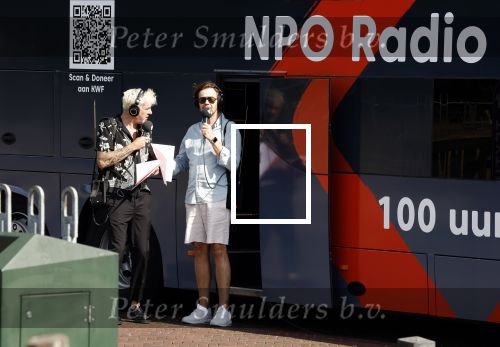 Blaricum 7 september 2022
Ruud de Wild en Gijs Staverman toeren met deRadio2 collectebus door nederland om geld op te halen voor het KWF. in Blaricum gingen ze bij ijssalon de HOOP langs.