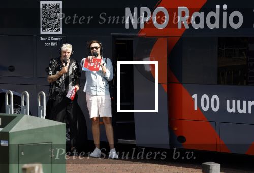 Blaricum 7 september 2022
Ruud de Wild en Gijs Staverman toeren met deRadio2 collectebus door nederland om geld op te halen voor het KWF. in Blaricum gingen ze bij ijssalon de HOOP langs.