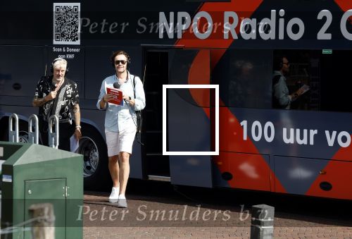 Blaricum 7 september 2022
Ruud de Wild en Gijs Staverman toeren met deRadio2 collectebus door nederland om geld op te halen voor het KWF. in Blaricum gingen ze bij ijssalon de HOOP langs.