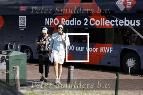 Blaricum 7 september 2022
Ruud de Wild en Gijs Staverman toeren met deRadio2 collectebus door nederland om geld op te halen voor het KWF. in Blaricum gingen ze bij ijssalon de HOOP langs.