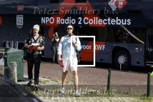 Blaricum 7 september 2022
Ruud de Wild en Gijs Staverman toeren met deRadio2 collectebus door nederland om geld op te halen voor het KWF. in Blaricum gingen ze bij ijssalon de HOOP langs.