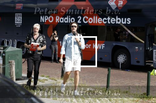 Blaricum 7 september 2022
Ruud de Wild en Gijs Staverman toeren met deRadio2 collectebus door nederland om geld op te halen voor het KWF. in Blaricum gingen ze bij ijssalon de HOOP langs.