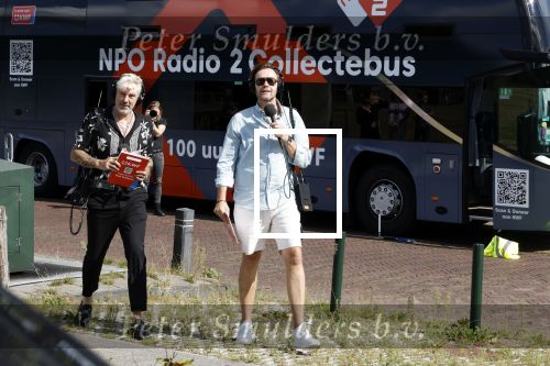 Blaricum 7 september 2022
Ruud de Wild en Gijs Staverman toeren met deRadio2 collectebus door nederland om geld op te halen voor het KWF. in Blaricum gingen ze bij ijssalon de HOOP langs.
