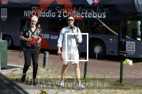 Blaricum 7 september 2022
Ruud de Wild en Gijs Staverman toeren met deRadio2 collectebus door nederland om geld op te halen voor het KWF. in Blaricum gingen ze bij ijssalon de HOOP langs.