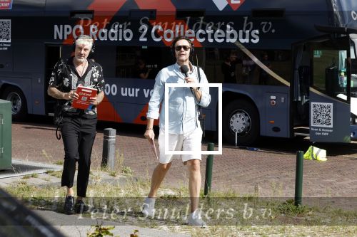 Blaricum 7 september 2022
Ruud de Wild en Gijs Staverman toeren met deRadio2 collectebus door nederland om geld op te halen voor het KWF. in Blaricum gingen ze bij ijssalon de HOOP langs.