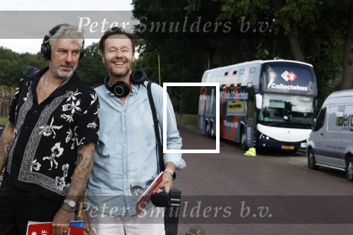 Blaricum 7 september 2022
Ruud de Wild en Gijs Staverman toeren met deRadio2 collectebus door nederland om geld op te halen voor het KWF. in Blaricum gingen ze bij ijssalon de HOOP langs.