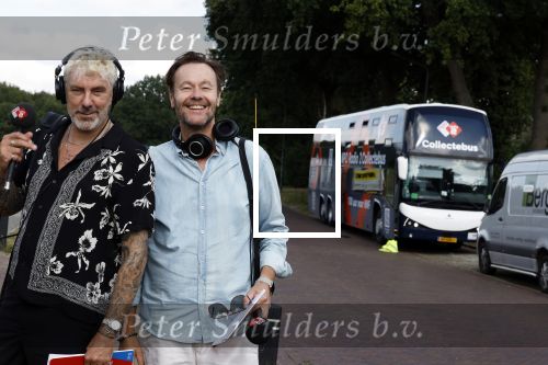 Blaricum 7 september 2022
Ruud de Wild en Gijs Staverman toeren met deRadio2 collectebus door nederland om geld op te halen voor het KWF. in Blaricum gingen ze bij ijssalon de HOOP langs.