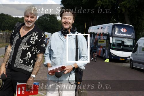 Blaricum 7 september 2022
Ruud de Wild en Gijs Staverman toeren met deRadio2 collectebus door nederland om geld op te halen voor het KWF. in Blaricum gingen ze bij ijssalon de HOOP langs.