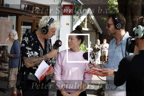 Blaricum 7 september 2022
Ruud de Wild en Gijs Staverman toeren met deRadio2 collectebus door nederland om geld op te halen voor het KWF. in Blaricum gingen ze bij ijssalon de HOOP langs.