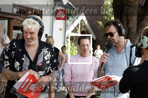 Blaricum 7 september 2022
Ruud de Wild en Gijs Staverman toeren met deRadio2 collectebus door nederland om geld op te halen voor het KWF. in Blaricum gingen ze bij ijssalon de HOOP langs.