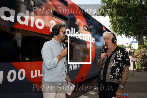 Blaricum 7 september 2022
Ruud de Wild en Gijs Staverman toeren met deRadio2 collectebus door nederland om geld op te halen voor het KWF. in Blaricum gingen ze bij ijssalon de HOOP langs.