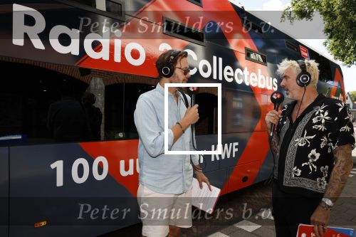 Blaricum 7 september 2022
Ruud de Wild en Gijs Staverman toeren met deRadio2 collectebus door nederland om geld op te halen voor het KWF. in Blaricum gingen ze bij ijssalon de HOOP langs.