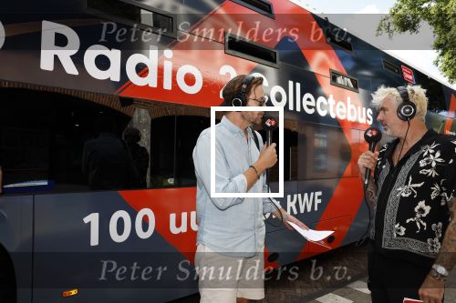 Blaricum 7 september 2022
Ruud de Wild en Gijs Staverman toeren met deRadio2 collectebus door nederland om geld op te halen voor het KWF. in Blaricum gingen ze bij ijssalon de HOOP langs.