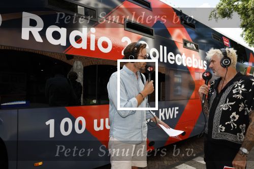 Blaricum 7 september 2022
Ruud de Wild en Gijs Staverman toeren met deRadio2 collectebus door nederland om geld op te halen voor het KWF. in Blaricum gingen ze bij ijssalon de HOOP langs.