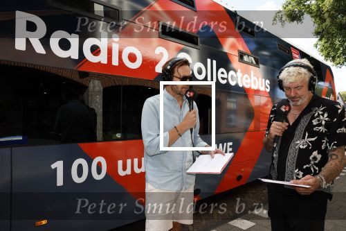 Blaricum 7 september 2022
Ruud de Wild en Gijs Staverman toeren met deRadio2 collectebus door nederland om geld op te halen voor het KWF. in Blaricum gingen ze bij ijssalon de HOOP langs.