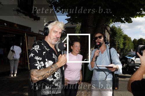 Blaricum 7 september 2022
Ruud de Wild en Gijs Staverman toeren met deRadio2 collectebus door nederland om geld op te halen voor het KWF. in Blaricum gingen ze bij ijssalon de HOOP langs.