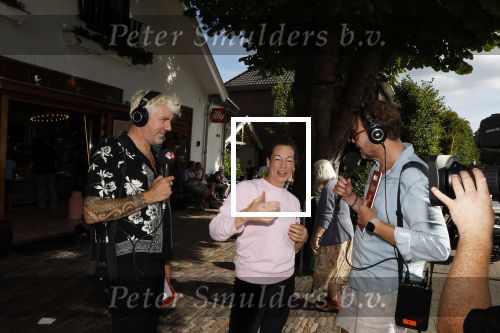 Blaricum 7 september 2022
Ruud de Wild en Gijs Staverman toeren met deRadio2 collectebus door nederland om geld op te halen voor het KWF. in Blaricum gingen ze bij ijssalon de HOOP langs.