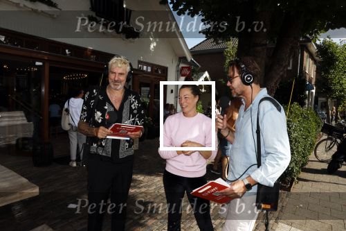 Blaricum 7 september 2022
Ruud de Wild en Gijs Staverman toeren met deRadio2 collectebus door nederland om geld op te halen voor het KWF. in Blaricum gingen ze bij ijssalon de HOOP langs.