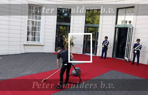 Den Haag 20 september 2022
Prinsjesdag 2022 in Den Haag . De troonrede wordt gedaan vanuit de koninklijke schouwburg .
Koning Willem Alexander Koningin Maxima en voor het eerst is prinses Amalia erbij . Ook prins Constantijn en prinses laurentien zijn aanwezig. De rode loper wordt nog even schoon gemaakt