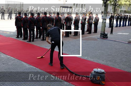 Den Haag 20 september 2022
Prinsjesdag 2022 in Den Haag . De troonrede wordt gedaan vanuit de koninklijke schouwburg .
Koning Willem Alexander Koningin Maxima en voor het eerst is prinses Amalia erbij . Ook prins Constantijn en prinses laurentien zijn aanwezig. De rode loper wordt nog even schoon gemaakt