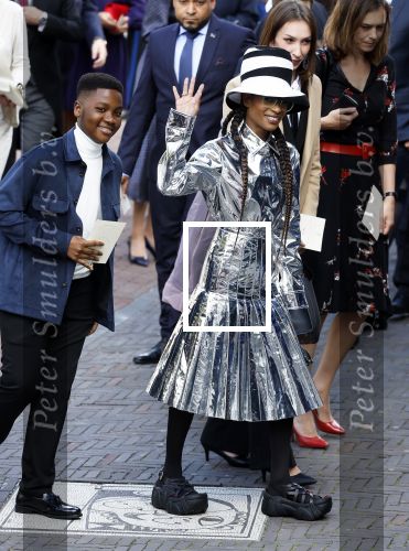 Den Haag 20 september 2022
Prinsjesdag 2022 in Den Haag . De troonrede wordt gedaan vanuit de koninklijke schouwburg .
Sylvana Simons met haar kleinzoon
