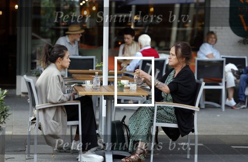 Amsterdam 27 augustus 2022
Holly Brood en haar moeder Sandra Brood op terras.