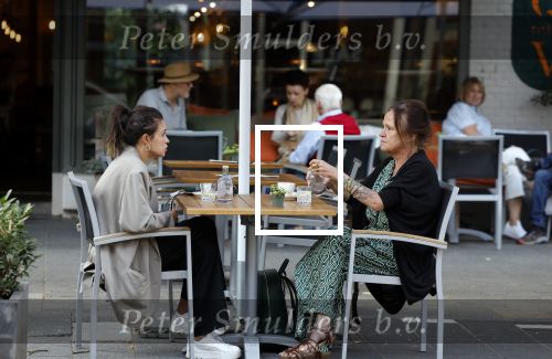 Amsterdam 27 augustus 2022
Holly Brood en haar moeder Sandra Brood op terras.