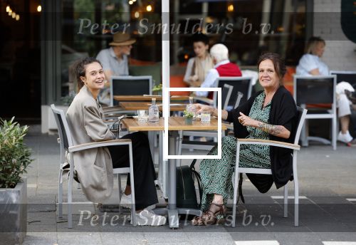 Amsterdam 27 augustus 2022
Holly Brood en haar moeder Sandra Brood op terras.