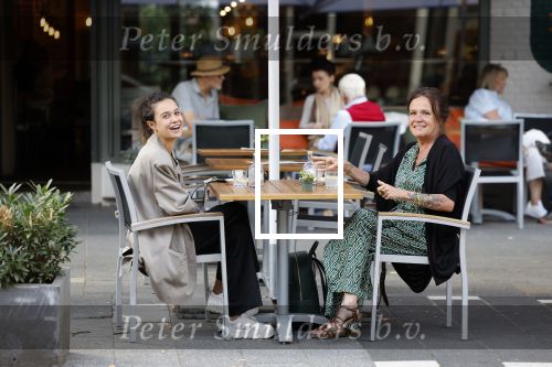 Amsterdam 27 augustus 2022
Holly Brood en haar moeder Sandra Brood op terras.