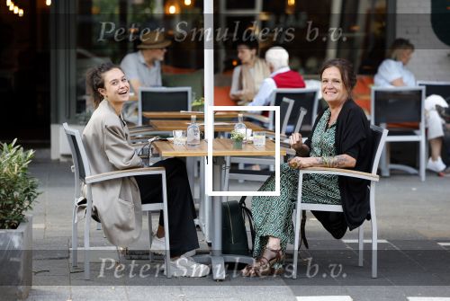 Amsterdam 27 augustus 2022
Holly Brood en haar moeder Sandra Brood op terras.