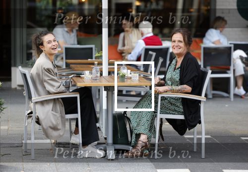 Amsterdam 27 augustus 2022
Holly Brood en haar moeder Sandra Brood op terras.