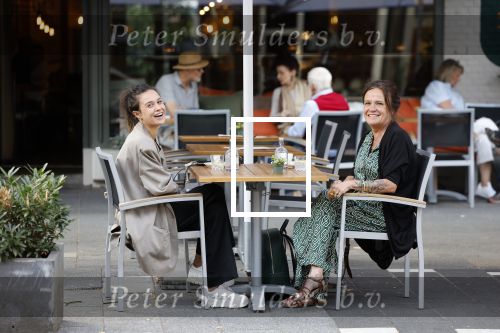 Amsterdam 27 augustus 2022
Holly Brood en haar moeder Sandra Brood op terras.