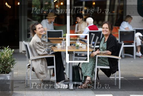 Amsterdam 27 augustus 2022
Holly Brood en haar moeder Sandra Brood op terras.