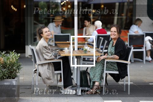 Amsterdam 27 augustus 2022
Holly Brood en haar moeder Sandra Brood op terras.