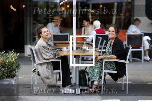 Amsterdam 27 augustus 2022
Holly Brood en haar moeder Sandra Brood op terras.