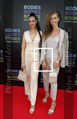 Amsterdam 24 augustus 2022
Oremiere Bodies Bodies Bosies van Halina Reijn in Tuschinski . Zoey Ivory met zus