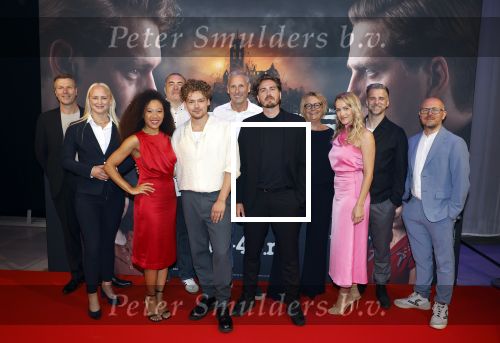 Barneveld 23 augustus 2023
Dorian Bindels en Soy Kroon gaan de mannelijke hoofdrollen spelen in 40-45 de Musical die door Studio 100 geproduceerd wordt . De vrouwelijke hoofdrollen worden vertolkt door Niniane Everaert en Gaia Aikman .De voorstelling gaat spelen in de midden Nederland hallen. Gert Verhulst is de bedenker. Renze Klamer presenteert het .