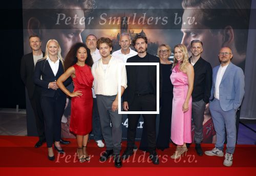 Barneveld 23 augustus 2023
Dorian Bindels en Soy Kroon gaan de mannelijke hoofdrollen spelen in 40-45 de Musical die door Studio 100 geproduceerd wordt . De vrouwelijke hoofdrollen worden vertolkt door Niniane Everaert en Gaia Aikman .De voorstelling gaat spelen in de midden Nederland hallen. Gert Verhulst is de bedenker. Renze Klamer presenteert het .