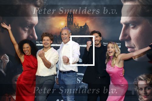 Barneveld 23 augustus 2023
Dorian Bindels en Soy Kroon gaan de mannelijke hoofdrollen spelen in 40-45 de Musical die door Studio 100 geproduceerd wordt . De vrouwelijke hoofdrollen worden vertolkt door Niniane Everaert en Gaia Aikman .De voorstelling gaat spelen in de midden Nederland hallen. Gert Verhulst is de bedenker. Renze Klamer presenteert het .