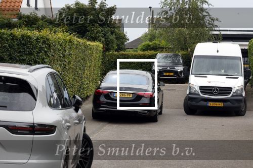 Rotterdam en Berkel en Rodenrijs 24 augustus 2023
Andre Hazes en Monique Westenberg arriveren in geblindeerde limo bij de rechtbank van Rotterdam ivm rechtszaak over dat hun zoontje Dre van school gehouden is  voor vakantie . Daarna rijden ze naar hun huis in Berkel. Er is veel pers op af gekomen . De Politie ving hen op bij de rechtbank.