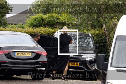 Rotterdam en Berkel en Rodenrijs 24 augustus 2023
Andre Hazes en Monique Westenberg arriveren in geblindeerde limo bij de rechtbank van Rotterdam ivm rechtszaak over dat hun zoontje Dre van school gehouden is  voor vakantie . Daarna rijden ze naar hun huis in Berkel. Er is veel pers op af gekomen . De Politie ving hen op bij de rechtbank.
