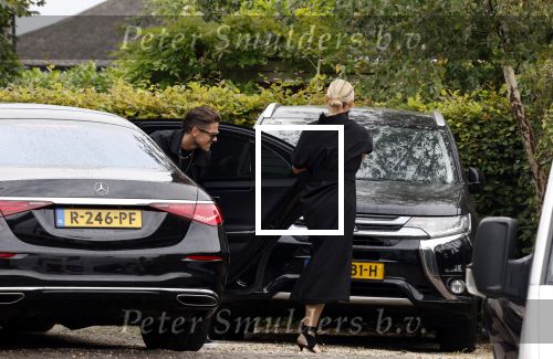 Rotterdam en Berkel en Rodenrijs 24 augustus 2023
Andre Hazes en Monique Westenberg arriveren in geblindeerde limo bij de rechtbank van Rotterdam ivm rechtszaak over dat hun zoontje Dre van school gehouden is  voor vakantie . Daarna rijden ze naar hun huis in Berkel. Er is veel pers op af gekomen . De Politie ving hen op bij de rechtbank.