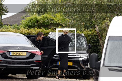 Rotterdam en Berkel en Rodenrijs 24 augustus 2023
Andre Hazes en Monique Westenberg arriveren in geblindeerde limo bij de rechtbank van Rotterdam ivm rechtszaak over dat hun zoontje Dre van school gehouden is  voor vakantie . Daarna rijden ze naar hun huis in Berkel. Er is veel pers op af gekomen . De Politie ving hen op bij de rechtbank.